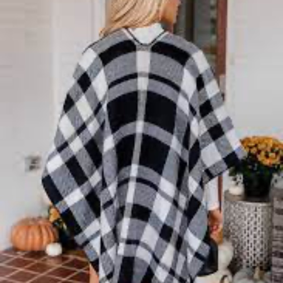PINK LILY BEHIND THE SCENES BLACK/WHITE PLAID PONCHO - Picture 4 of 5